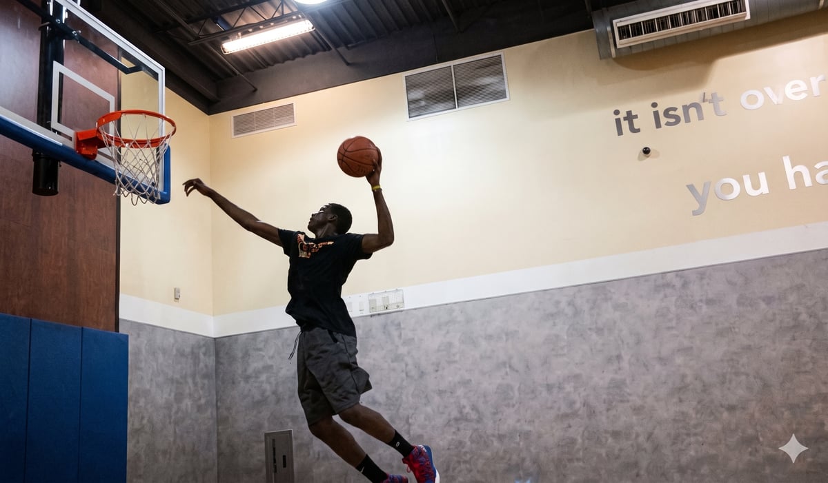 Ahmed Salia Touré en train de dunker, 2016